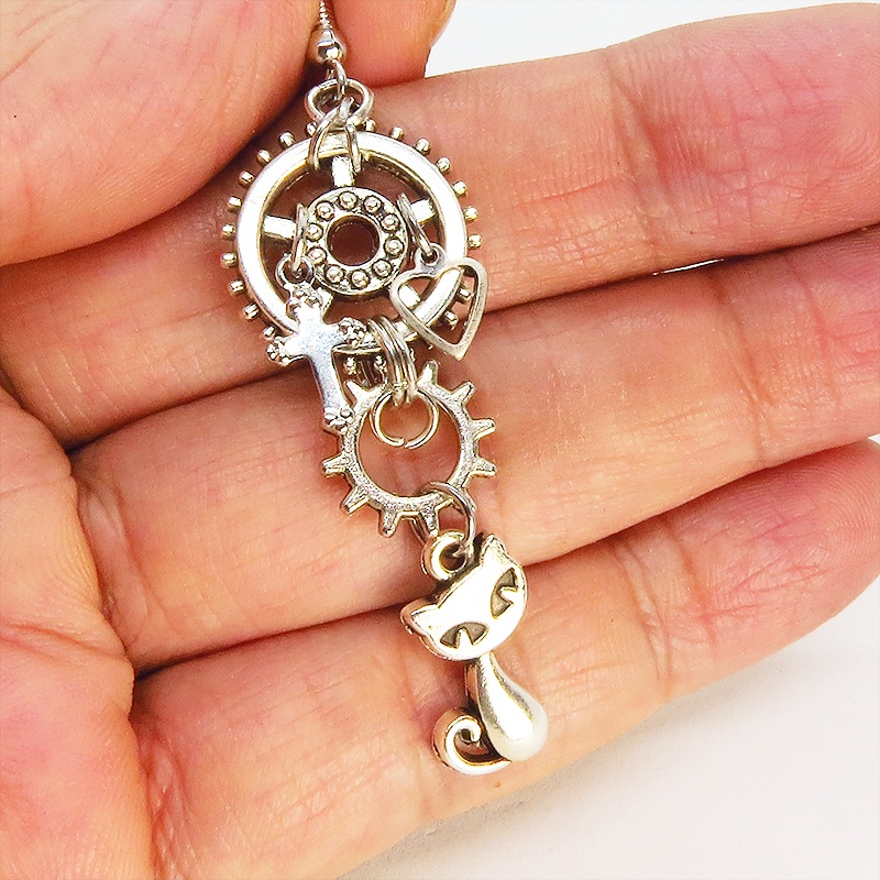 アンティークシルバー スチームパンク風 猫と歯車・ギアのピアス ロザリオ ハート サージカル可