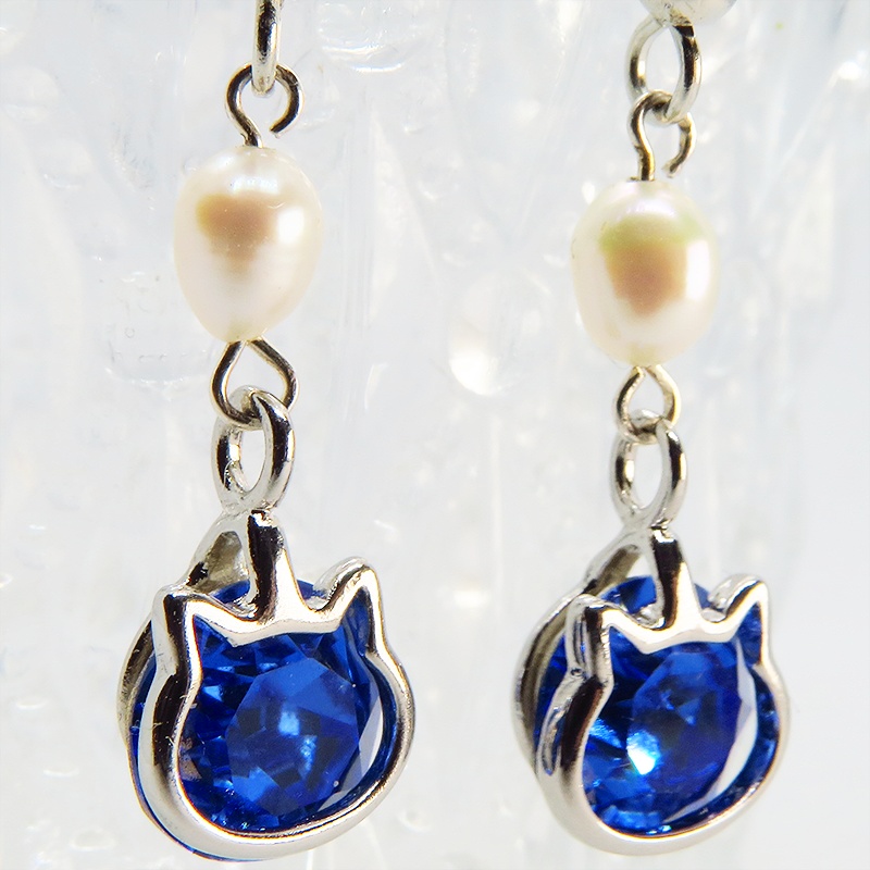 かわいい猫フレームのスワロフスキー・クリスタル(サファイア)と淡水パールを組合せた大人可愛いフックピアス サージカル可