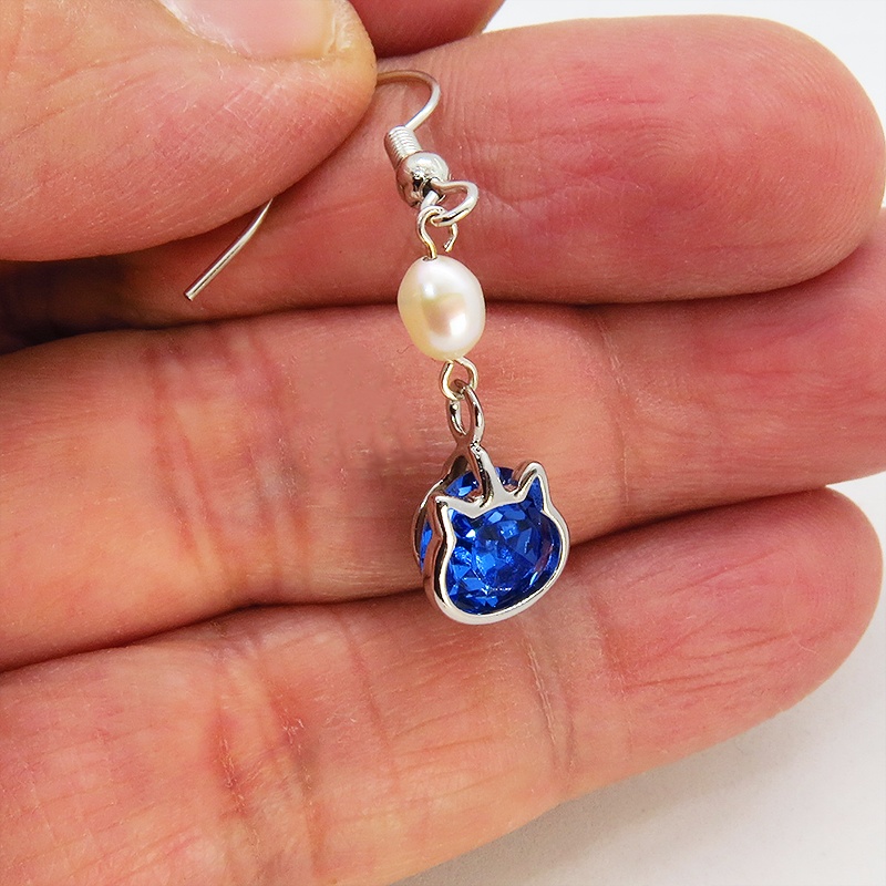 かわいい猫フレームのスワロフスキー・クリスタル(サファイア)と淡水パールを組合せた大人可愛いフックピアス サージカル可
