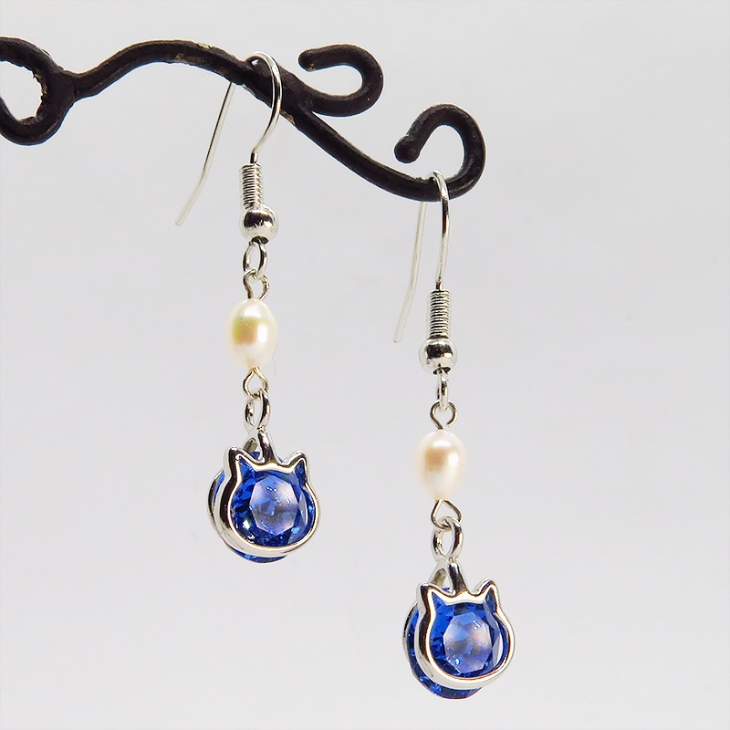 かわいい猫フレームのスワロフスキー・クリスタル(サファイア)と淡水パールを組合せた大人可愛いフックピアス サージカル可