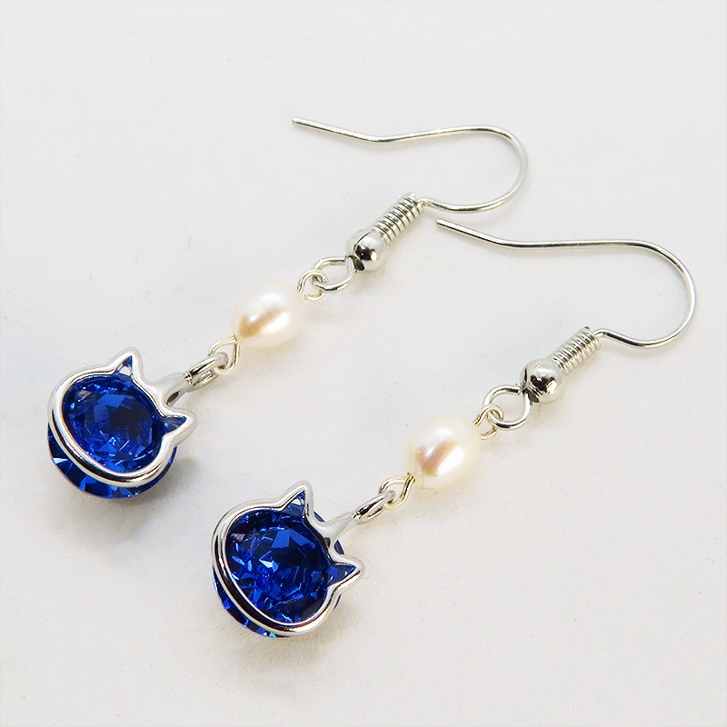 かわいい猫フレームのスワロフスキー・クリスタル(サファイア)と淡水パールを組合せた大人可愛いフックピアス サージカル可