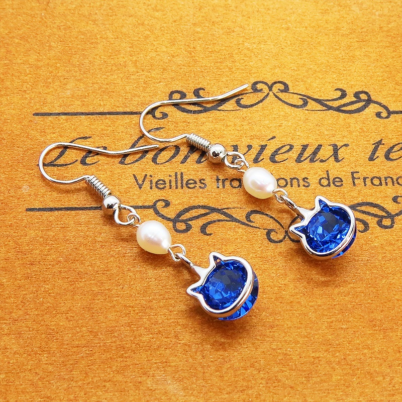 かわいい猫フレームのスワロフスキー・クリスタル(サファイア)と淡水パールを組合せた大人可愛いフックピアス サージカル可