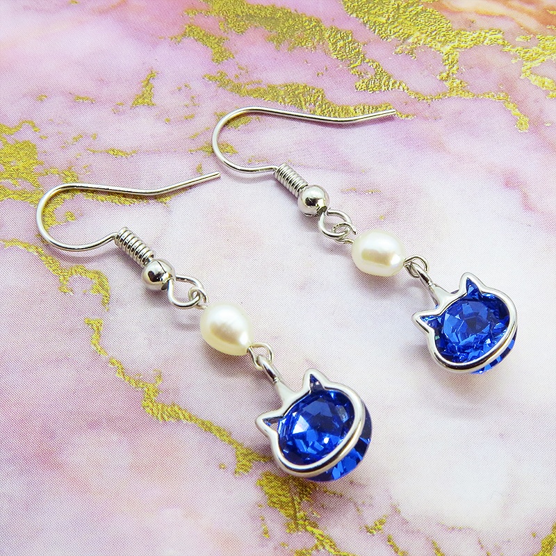 かわいい猫フレームのスワロフスキー・クリスタル(サファイア)と淡水パールを組合せた大人可愛いフックピアス サージカル可