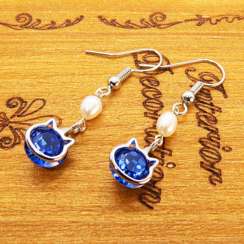 かわいい猫フレームのスワロフスキー・クリスタル(サファイア)と淡水パールを組合せた大人可愛いフックピアス サージカル可