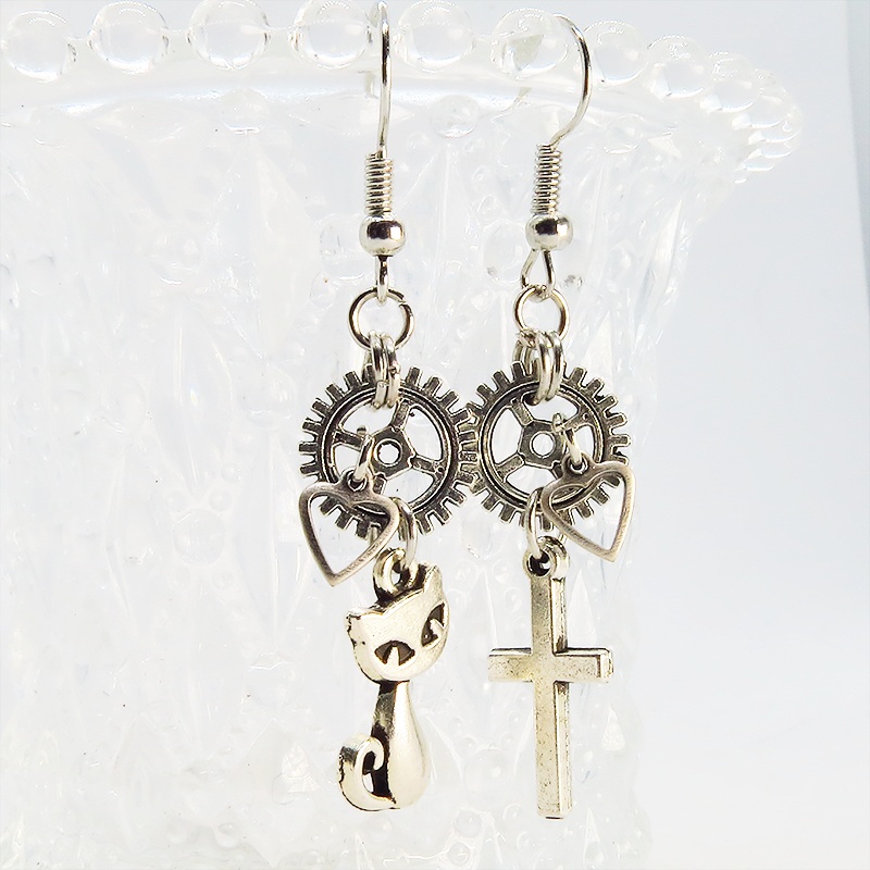 アンティークシルバー 猫とロザリオと歯車のコンパクトなスチームパンク風アシンメトリーピアス サージカル可