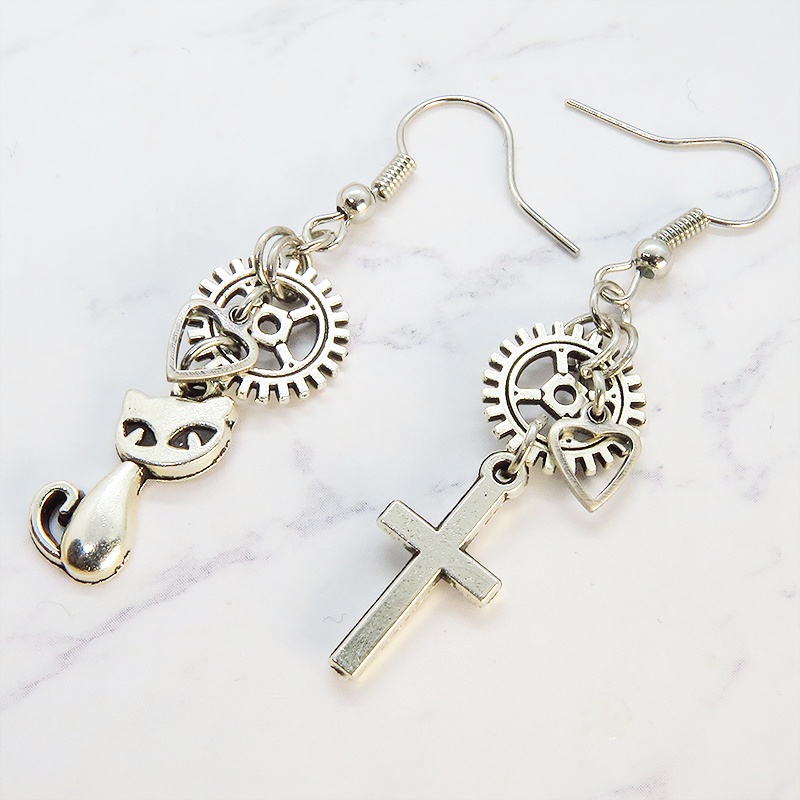 アンティークシルバー 猫とロザリオと歯車のコンパクトなスチームパンク風アシンメトリーピアス サージカル可