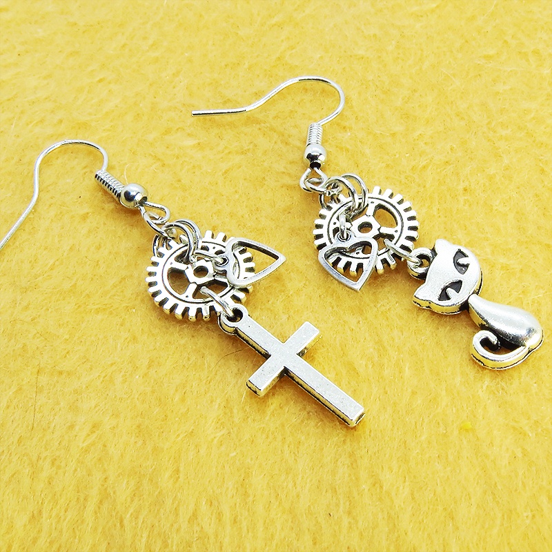 アンティークシルバー 猫とロザリオと歯車のコンパクトなスチームパンク風アシンメトリーピアス サージカル可