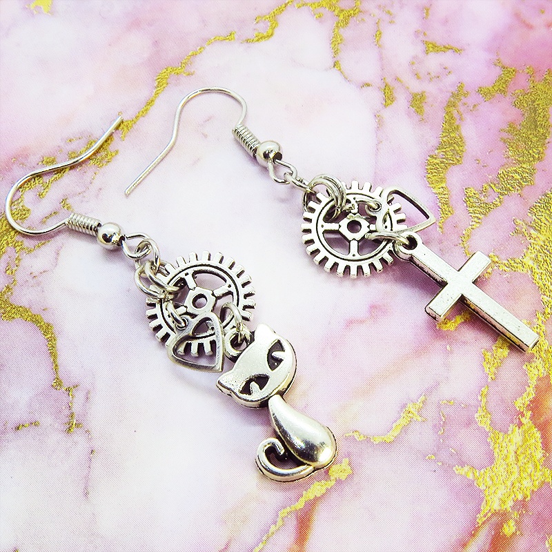 アンティークシルバー 猫とロザリオと歯車のコンパクトなスチームパンク風アシンメトリーピアス サージカル可