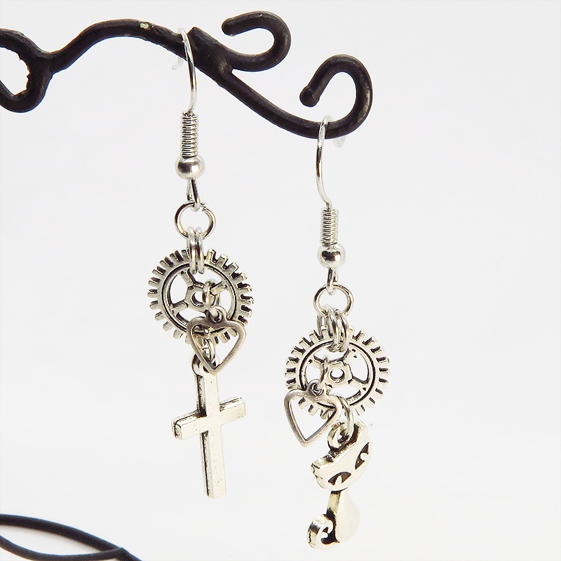 アンティークシルバー 猫とロザリオと歯車のコンパクトなスチームパンク風アシンメトリーピアス サージカル可
