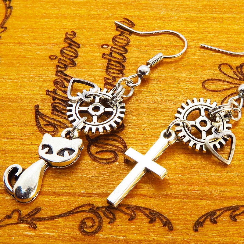 アンティークシルバー 猫とロザリオと歯車のコンパクトなスチームパンク風アシンメトリーピアス サージカル可