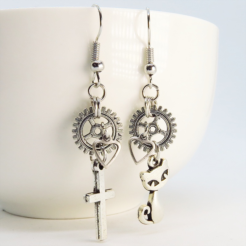 アンティークシルバー 猫とロザリオと歯車のコンパクトなスチームパンク風アシンメトリーピアス サージカル可
