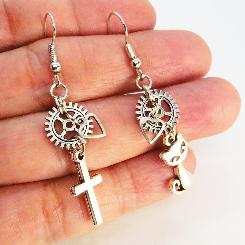 アンティークシルバー 猫とロザリオと歯車のコンパクトなスチームパンク風アシンメトリーピアス サージカル可