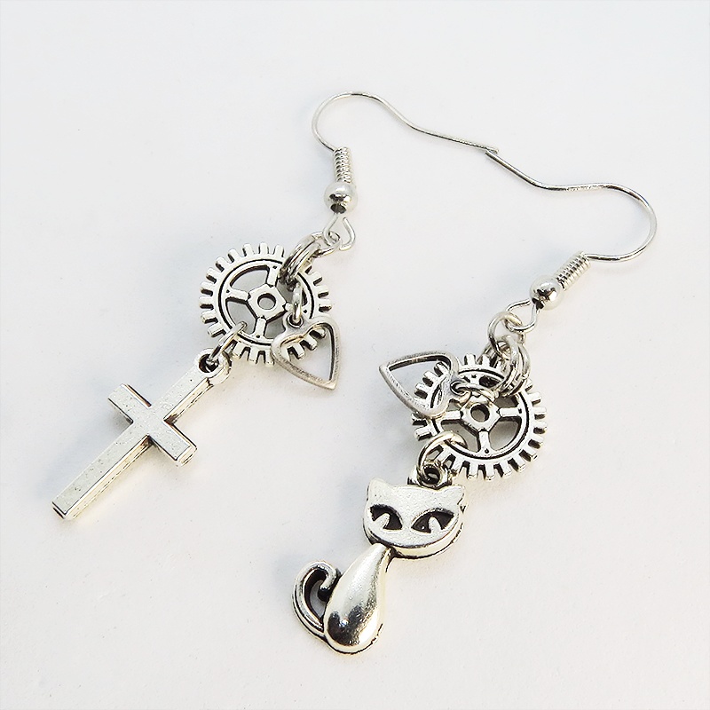 アンティークシルバー 猫とロザリオと歯車のコンパクトなスチームパンク風アシンメトリーピアス サージカル可