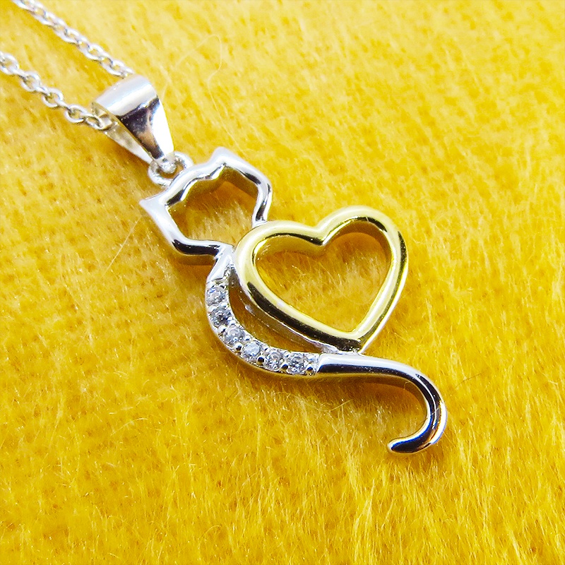 柔らかい曲線の猫シルエットとハートの組み合わせたモチーフのネックレス シルバー925 キュービックジルコニア
