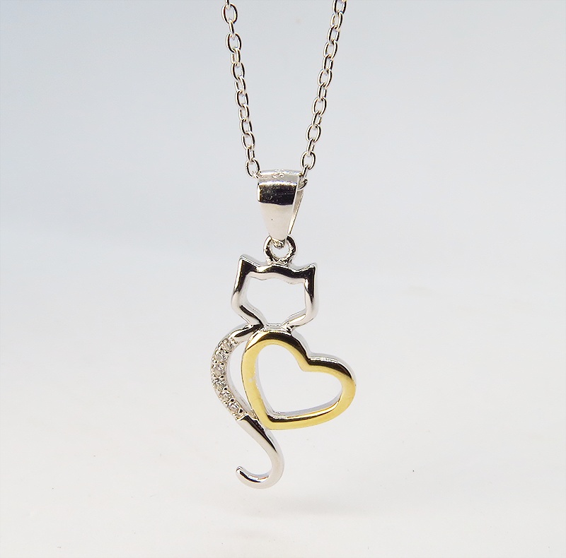 柔らかい曲線の猫シルエットとハートの組み合わせたモチーフのネックレス シルバー925 キュービックジルコニア
