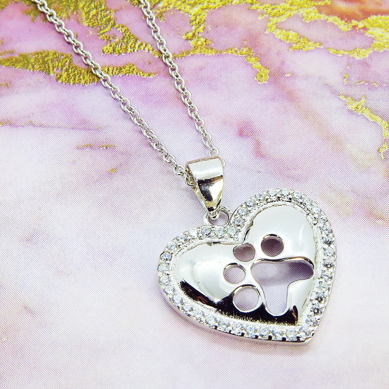 肉球の型抜きがワンポイントのキュービックジルコニアで縁取られたオープンハートネックレス 猫好き 犬好き