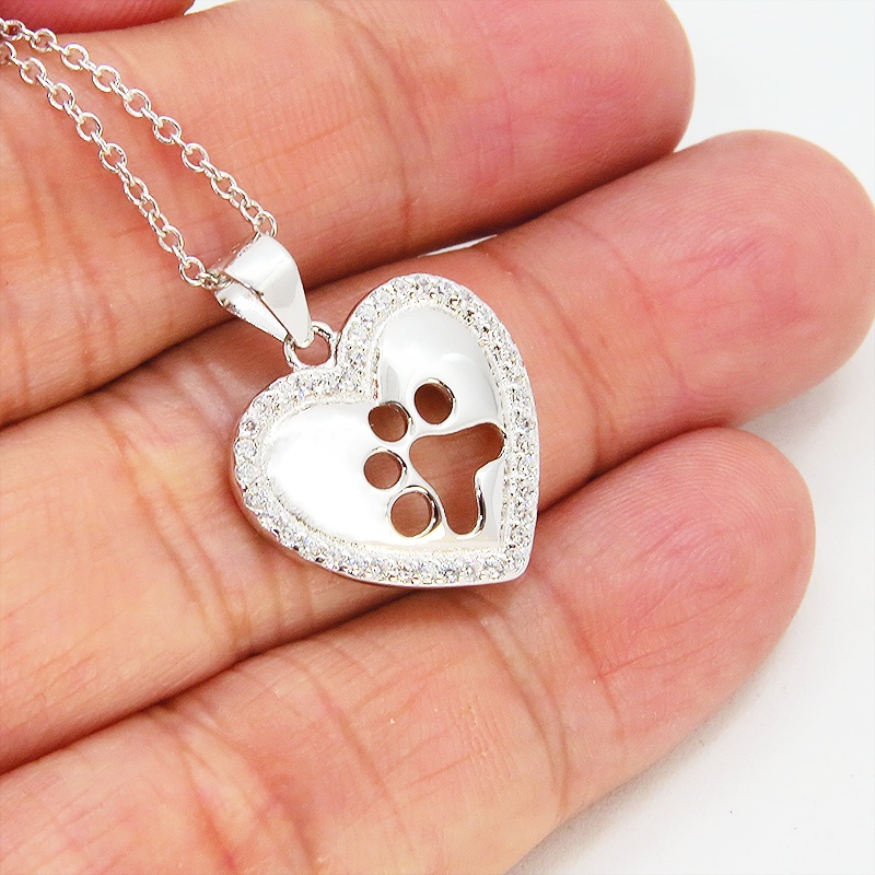 肉球の型抜きがワンポイントのキュービックジルコニアで縁取られたオープンハートネックレス 猫好き 犬好き