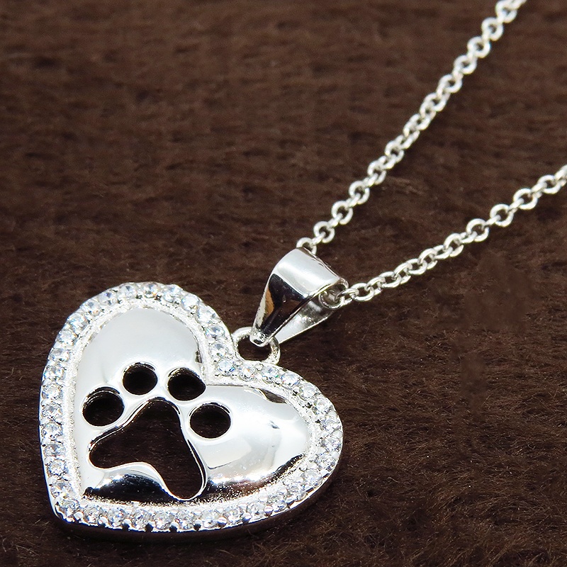 肉球の型抜きがワンポイントのキュービックジルコニアで縁取られたオープンハートネックレス 猫好き 犬好き