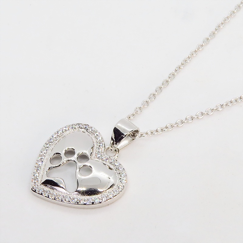 肉球の型抜きがワンポイントのキュービックジルコニアで縁取られたオープンハートネックレス 猫好き 犬好き