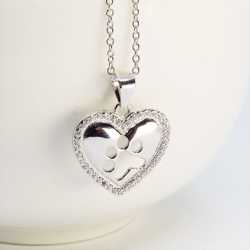 肉球の型抜きがワンポイントのキュービックジルコニアで縁取られたオープンハートネックレス 猫好き 犬好き