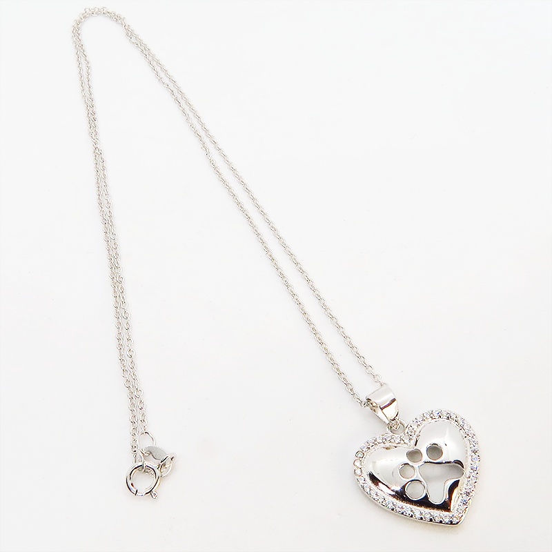 肉球の型抜きがワンポイントのキュービックジルコニアで縁取られたオープンハートネックレス 猫好き 犬好き