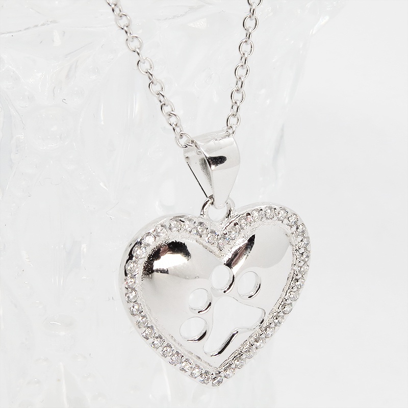 肉球の型抜きがワンポイントのキュービックジルコニアで縁取られたオープンハートネックレス 猫好き 犬好き