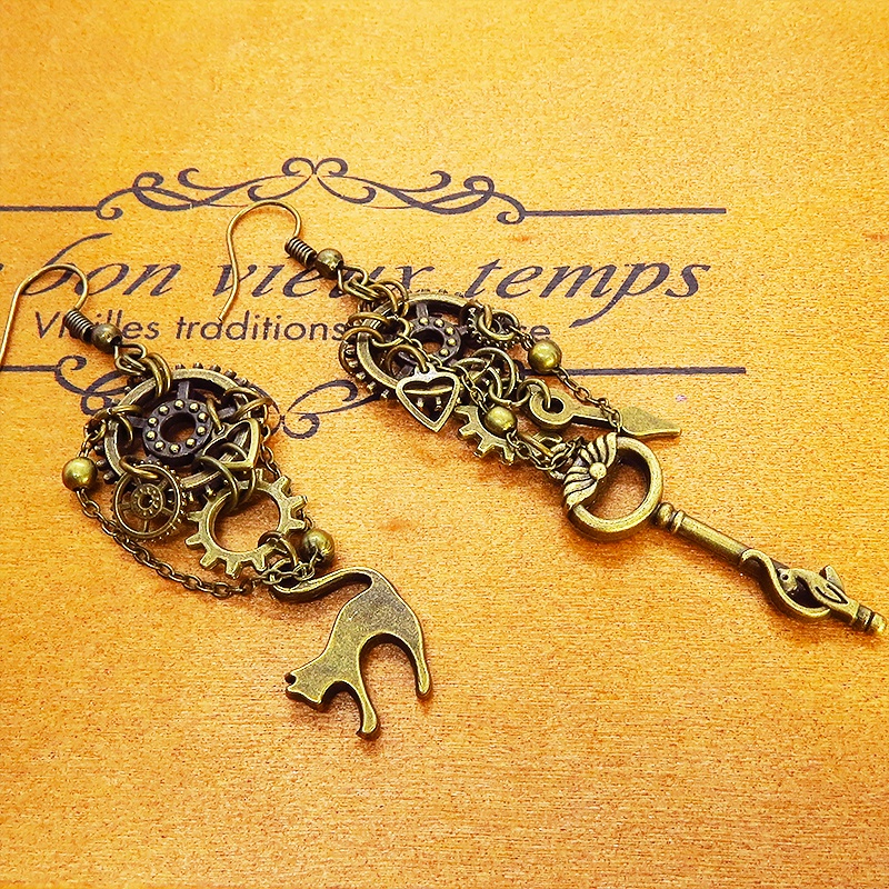 アンティークゴールド 猫と歯車・ギアのスチームパンク風アシンメトリー ピアス Vol.5 鍵 時計の針 チェーン