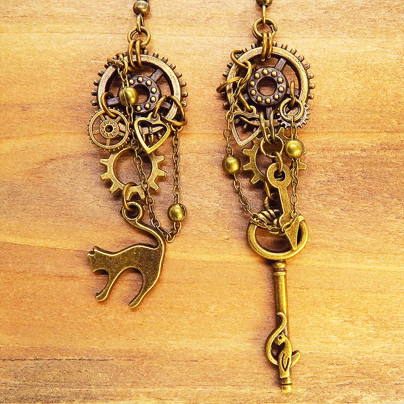 アンティークゴールド 猫と歯車・ギアのスチームパンク風アシンメトリー ピアス Vol.5 鍵 時計の針 チェーン