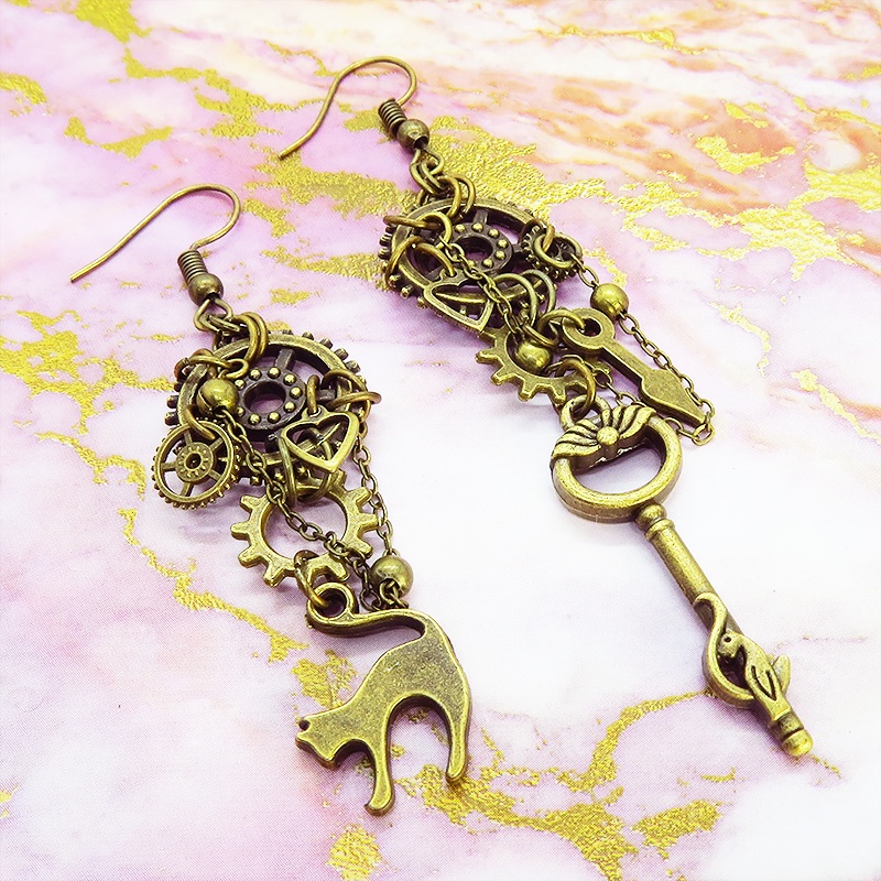 アンティークゴールド 猫と歯車・ギアのスチームパンク風アシンメトリー ピアス Vol.5 鍵 時計の針 チェーン
