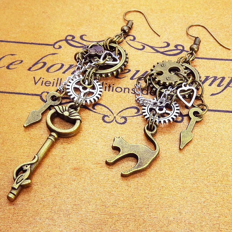 アンティークゴールド 猫と歯車・ギアのスチームパンク風アシンメトリー ピアス Vol.6 鍵 時計の針 チェーン