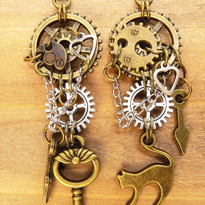 アンティークゴールド 猫と歯車・ギアのスチームパンク風アシンメトリー ピアス Vol.6 鍵 時計の針 チェーン