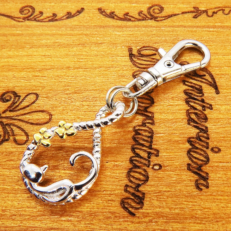 シルバー925 寝そべる猫のチャーム ループの曲線を描いた優しいモチーフ 肉球 K18コーティング ファスナーチャーム