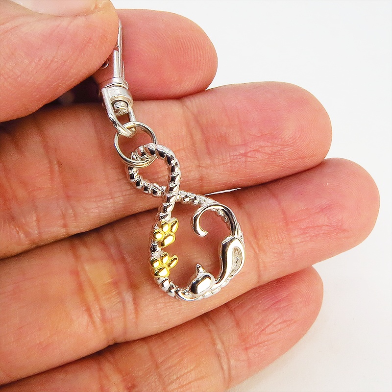 シルバー925 寝そべる猫のチャーム ループの曲線を描いた優しいモチーフ 肉球 K18コーティング ファスナーチャーム