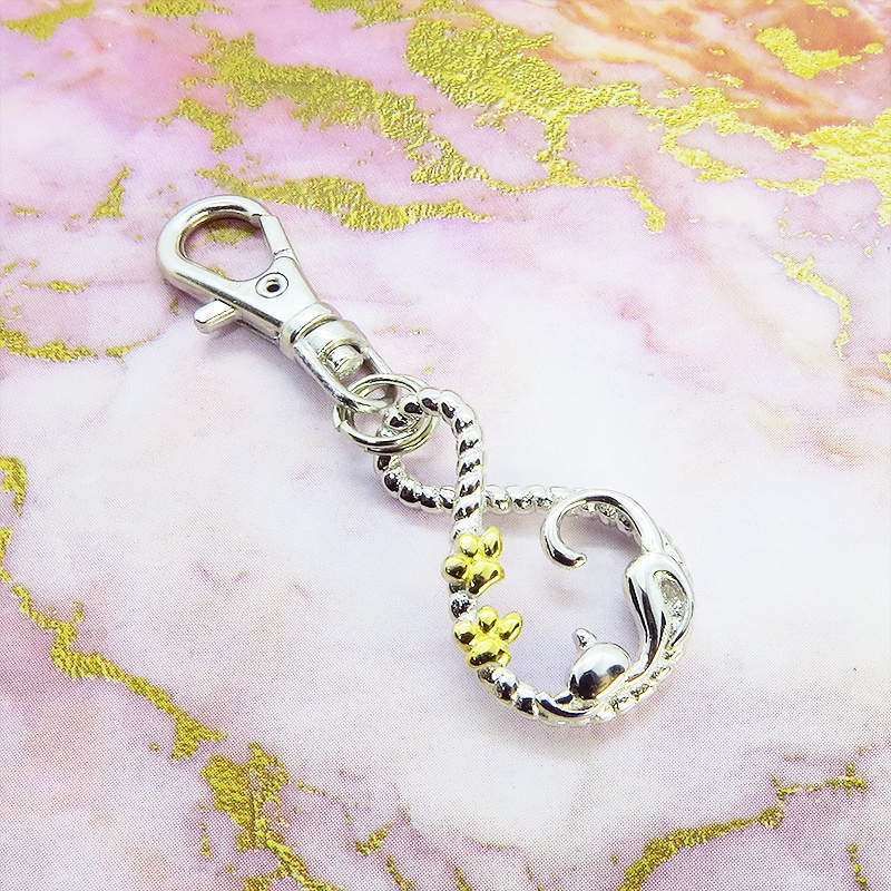 シルバー925 寝そべる猫のチャーム ループの曲線を描いた優しいモチーフ 肉球 K18コーティング ファスナーチャーム