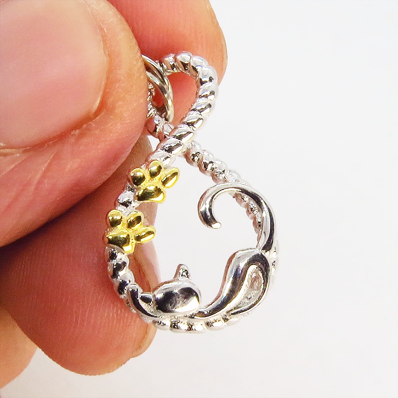 シルバー925 寝そべる猫のチャーム ループの曲線を描いた優しいモチーフ 肉球 K18コーティング ファスナーチャーム