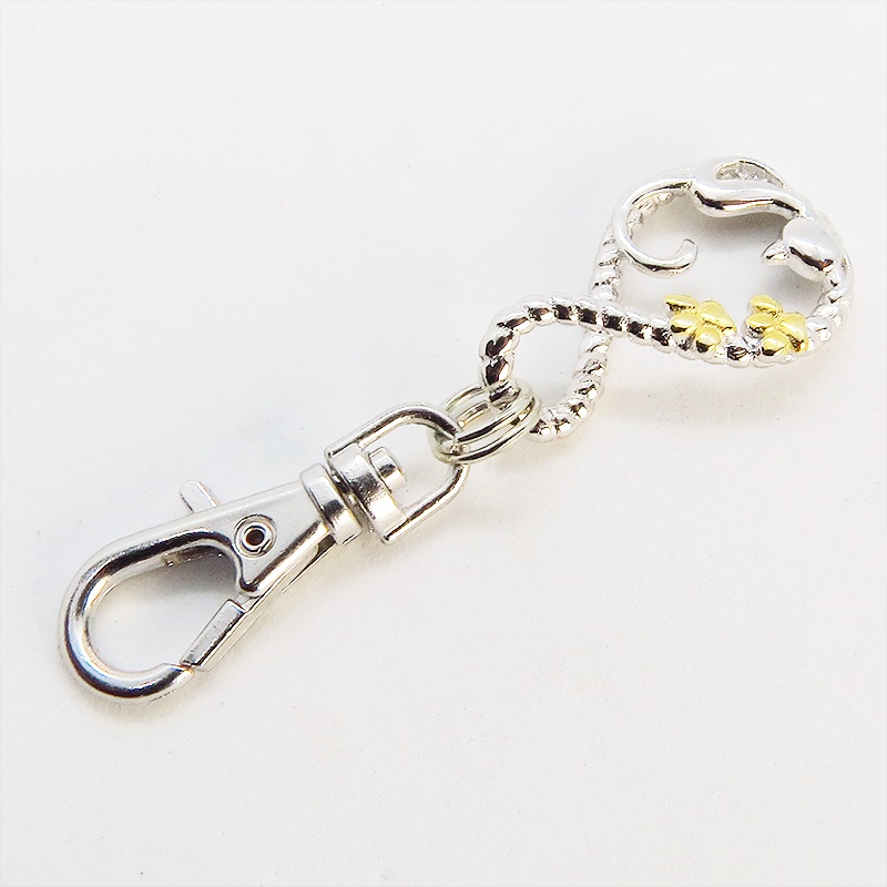 シルバー925 寝そべる猫のチャーム ループの曲線を描いた優しいモチーフ 肉球 K18コーティング ファスナーチャーム