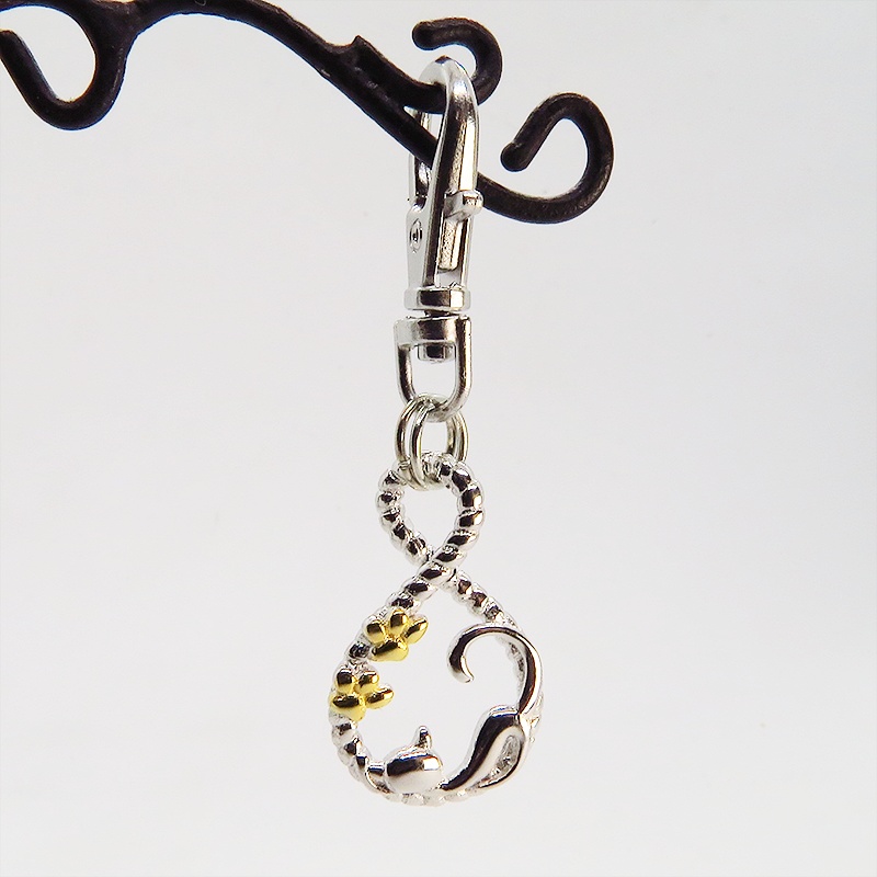 シルバー925 寝そべる猫のチャーム ループの曲線を描いた優しいモチーフ 肉球 K18コーティング ファスナーチャーム