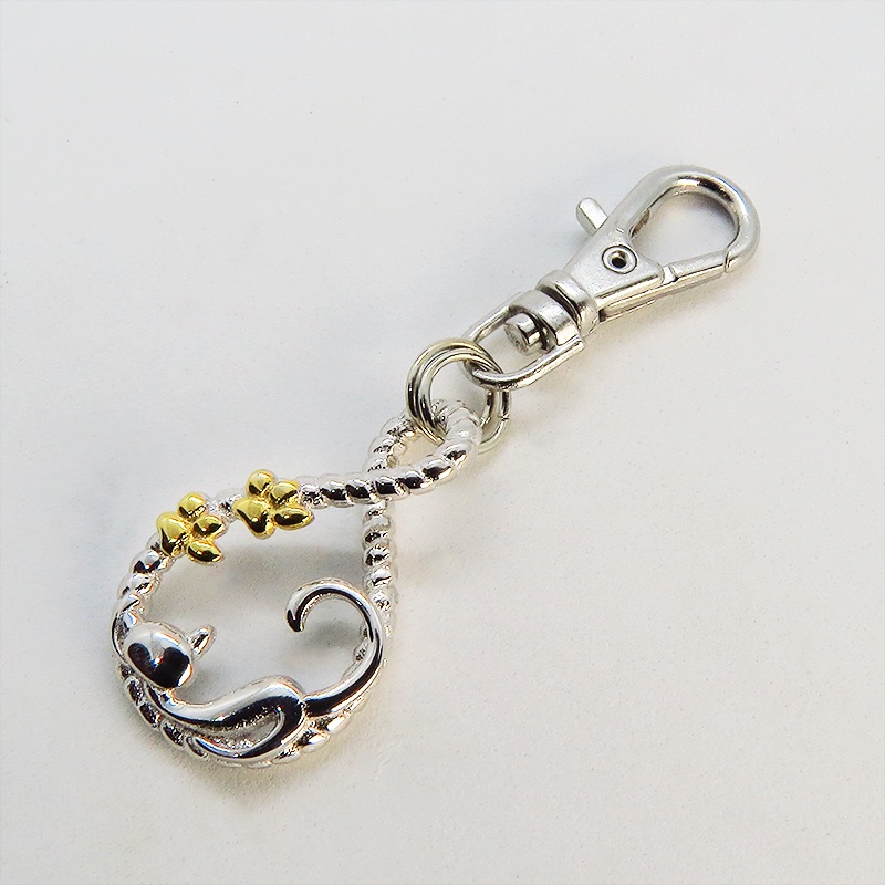 シルバー925 寝そべる猫のチャーム ループの曲線を描いた優しいモチーフ 肉球 K18コーティング ファスナーチャーム