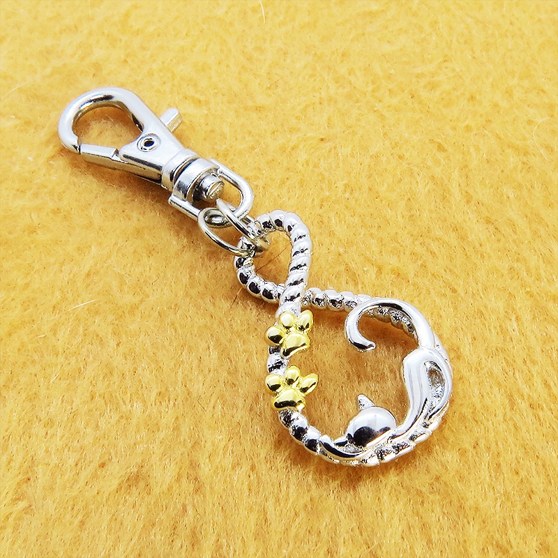 シルバー925 寝そべる猫のチャーム ループの曲線を描いた優しいモチーフ 肉球 K18コーティング ファスナーチャーム