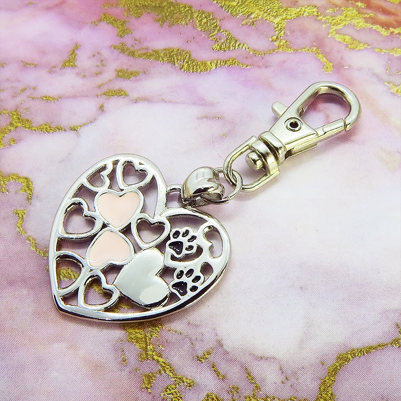 肉球がワンポイントのオープンハートが連なるペンダントチャーム シルバー925 ファスナーチャーム キーホルダー