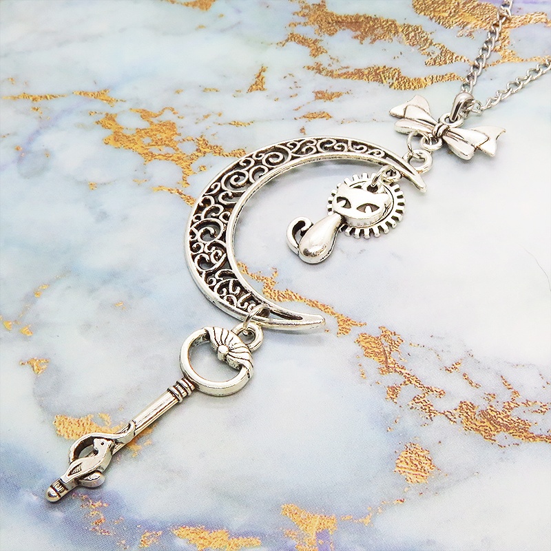 アンティークシルバー 猫とアラベスク調の透かし三日月を組合せたネックレス ハート 猫つき鍵 ムーン 長さ調整可 アジャスター付