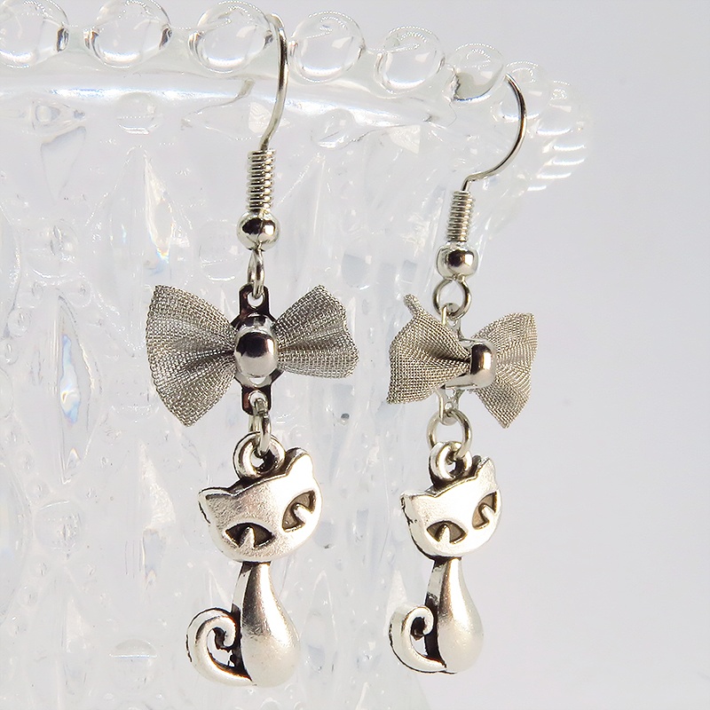 アンティークシルバー 猫とリボンのコンパクトで可愛いピアス メタルパーツ リボン サージカル可