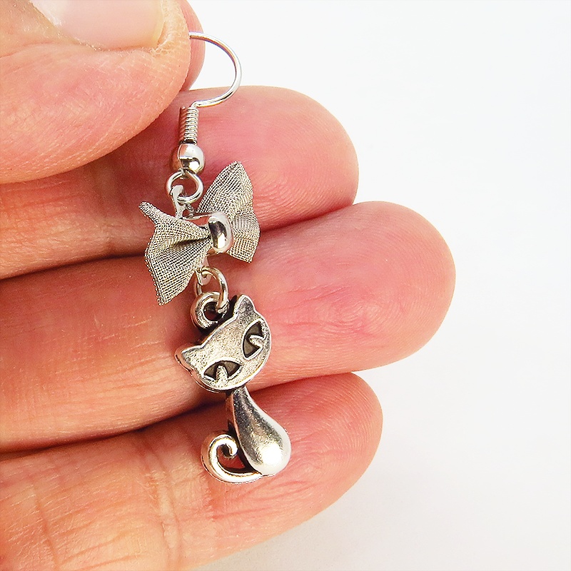 アンティークシルバー 猫とリボンのコンパクトで可愛いピアス メタルパーツ リボン サージカル可