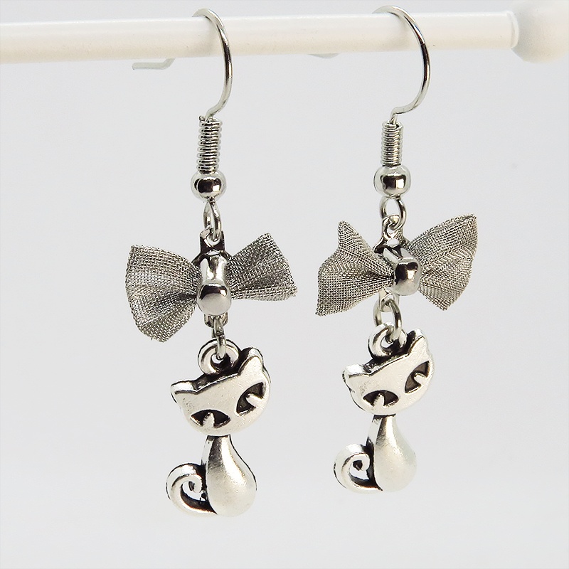 アンティークシルバー 猫とリボンのコンパクトで可愛いピアス メタルパーツ リボン サージカル可