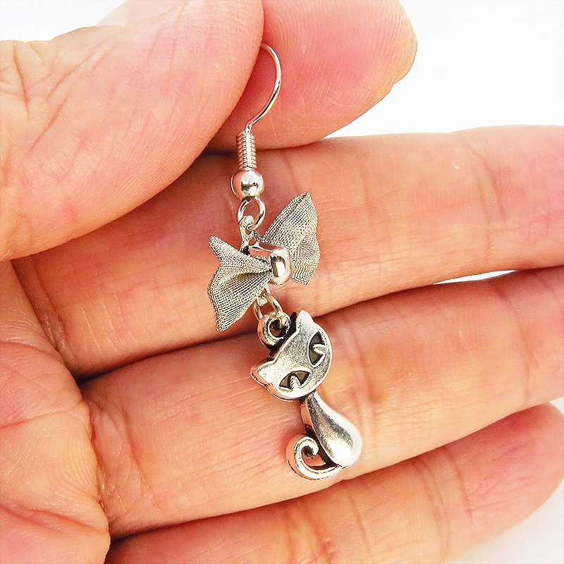 アンティークシルバー 猫とリボンのコンパクトで可愛いピアス メタルパーツ リボン サージカル可