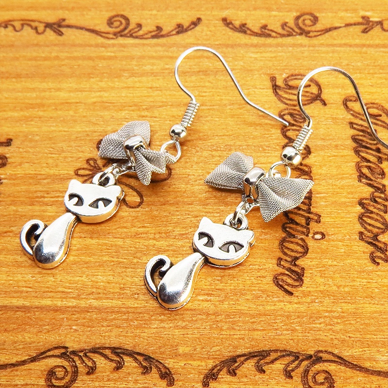 アンティークシルバー 猫とリボンのコンパクトで可愛いピアス メタルパーツ リボン サージカル可
