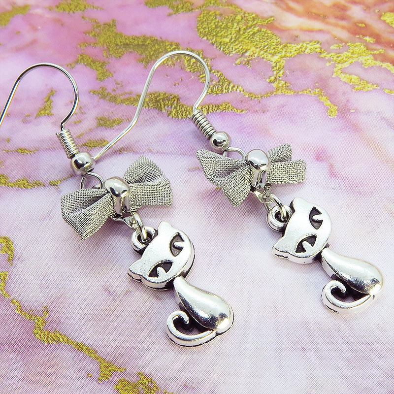 アンティークシルバー 猫とリボンのコンパクトで可愛いピアス メタルパーツ リボン サージカル可