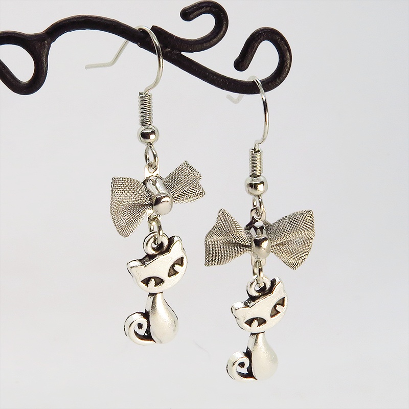 アンティークシルバー 猫とリボンのコンパクトで可愛いピアス メタルパーツ リボン サージカル可