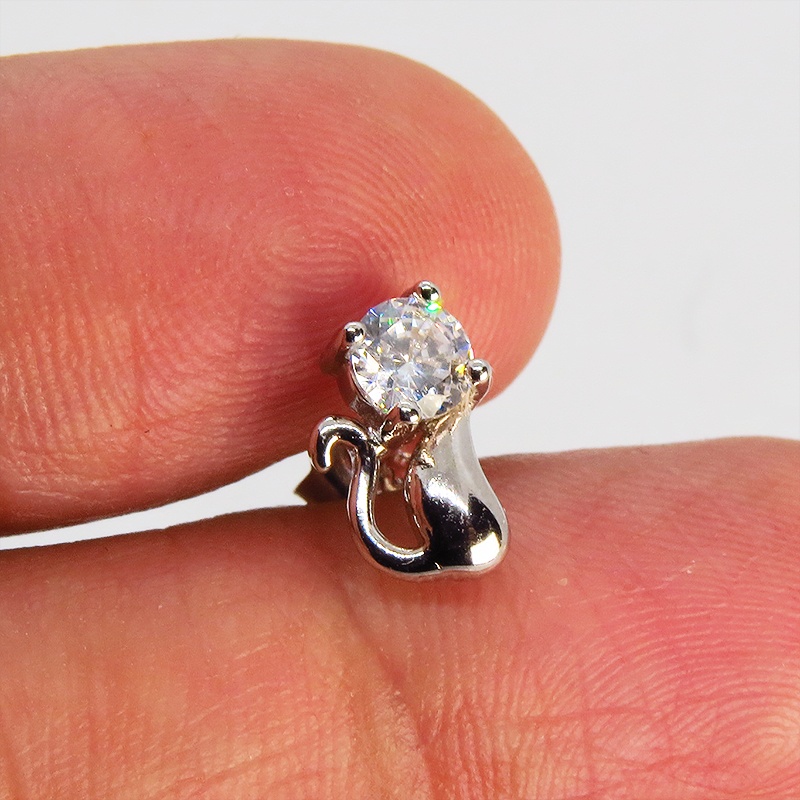 シルバー925 キュービックジルコニアの猫のシルエットのワンポイントピアス スタッド 大人可愛い