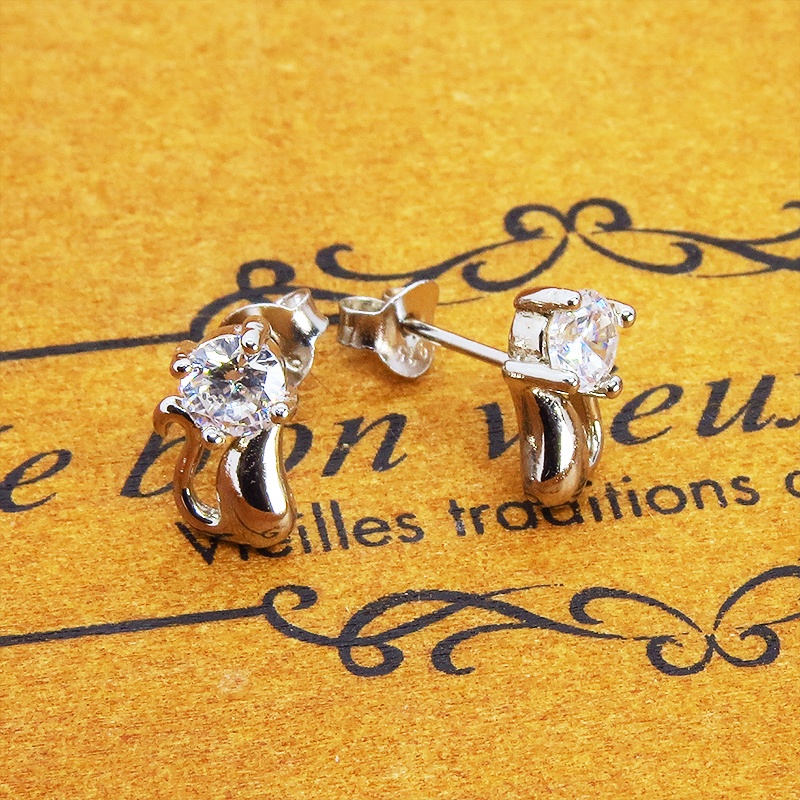 シルバー925 キュービックジルコニアの猫のシルエットのワンポイントピアス スタッド 大人可愛い